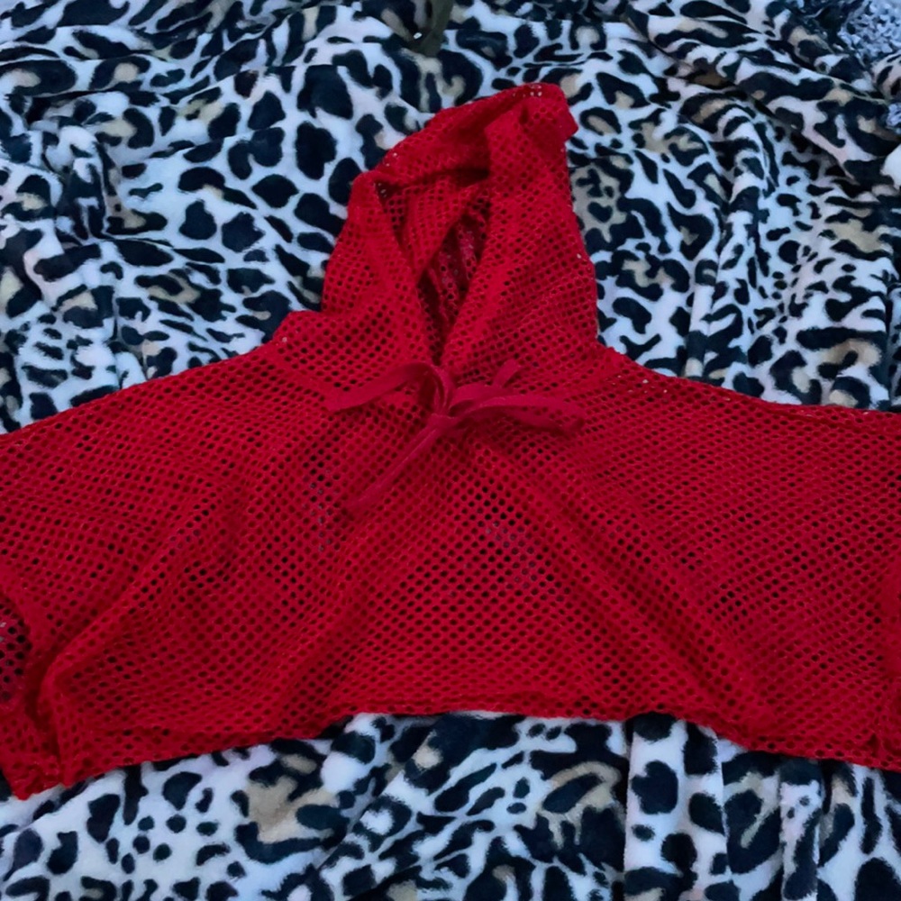 Red hooded cropped over top
